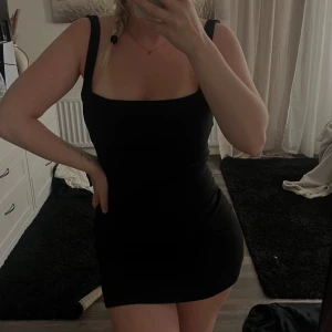 Svart klänning - Jättefin svart kort klänning! Kommer inte ihåg vart den är köpt men står märket ”Dilvin” i klänningen. Storlek S!