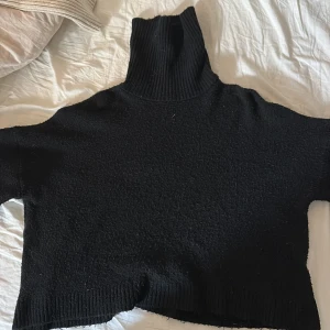 mysig polotröja - säljer denna söta svarta polo tröjan💝💝