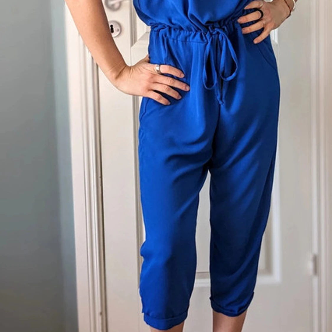 Kornblå jumpsuit med knyt i midjan - 1