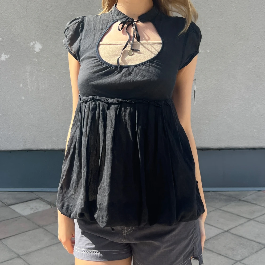 Svart Cop.Copine blus med knyt och cut-out