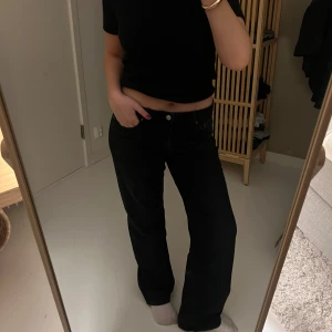 Svarta raka jeans - Säljer ett par svarta jeans med rak passform och normal midja. Byxorna har klassisk femficksdesign och stängs med dragkedja och knapp. Perfekta till vardags och enkla att matcha med olika toppar. Använd ett fåtal gånger, inga defekter!☺️