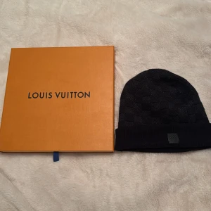 Svart mössa från Louis Vuitton - Lv mössa svart  Hej säljer nu min lv mössa som jag köpt på lvs hemmsida mössan är äkta och alla papper samt kvitto finns även original box . Inga byten möts inte upp 