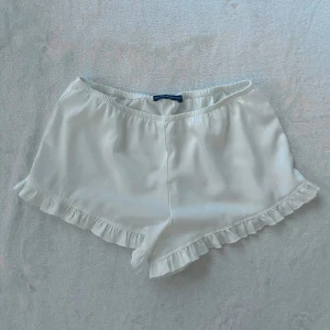 Satin shorts - Säljer söta satin shorts från Brandy Melville. Precis köpta och i nytt skick (har aldrig andvänt de). Funkar både som pyjamas och vardagliga shorts. Pris kan diskuteras. Skriv vid intresse! 💗