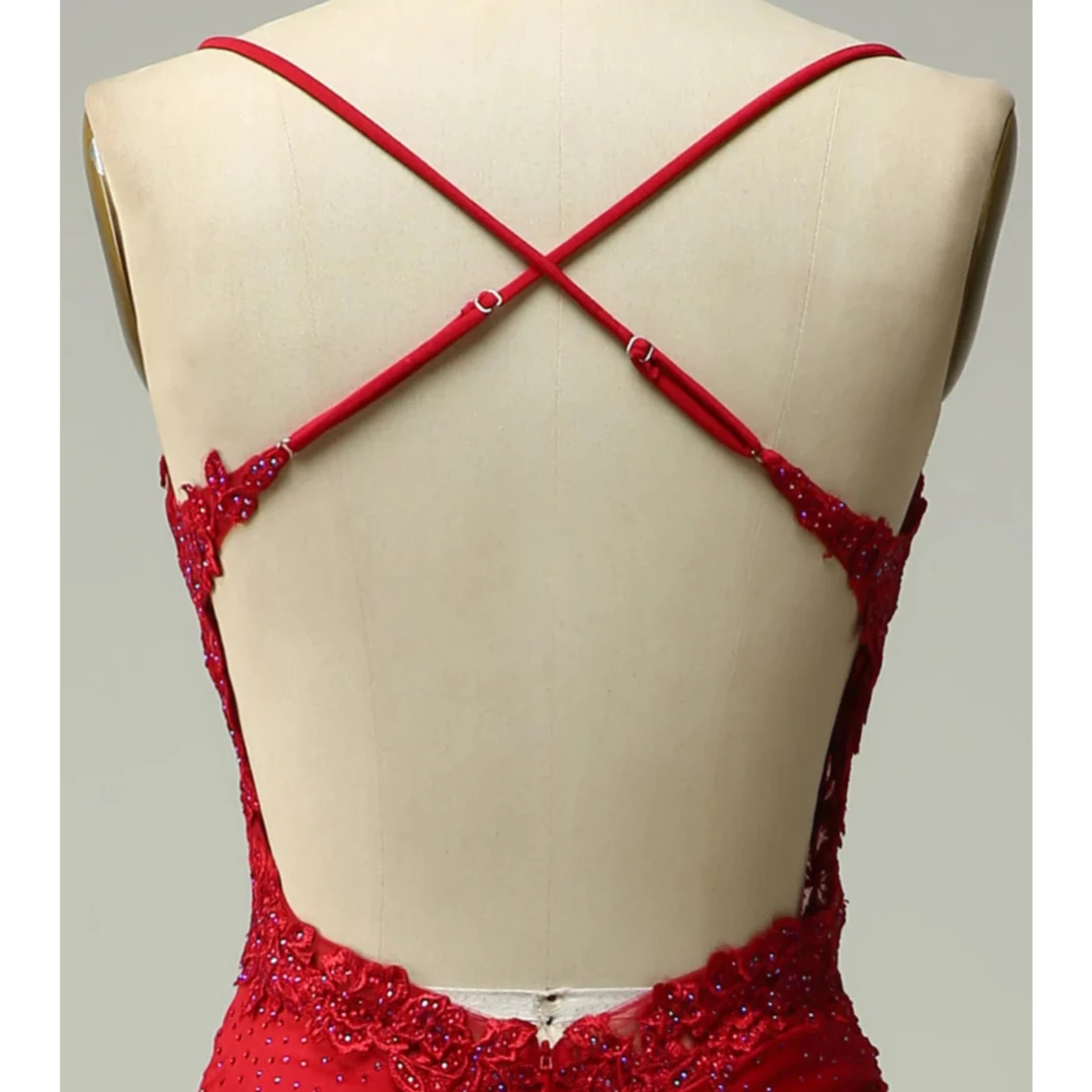 Röd långklänning med öppen rygg - 4