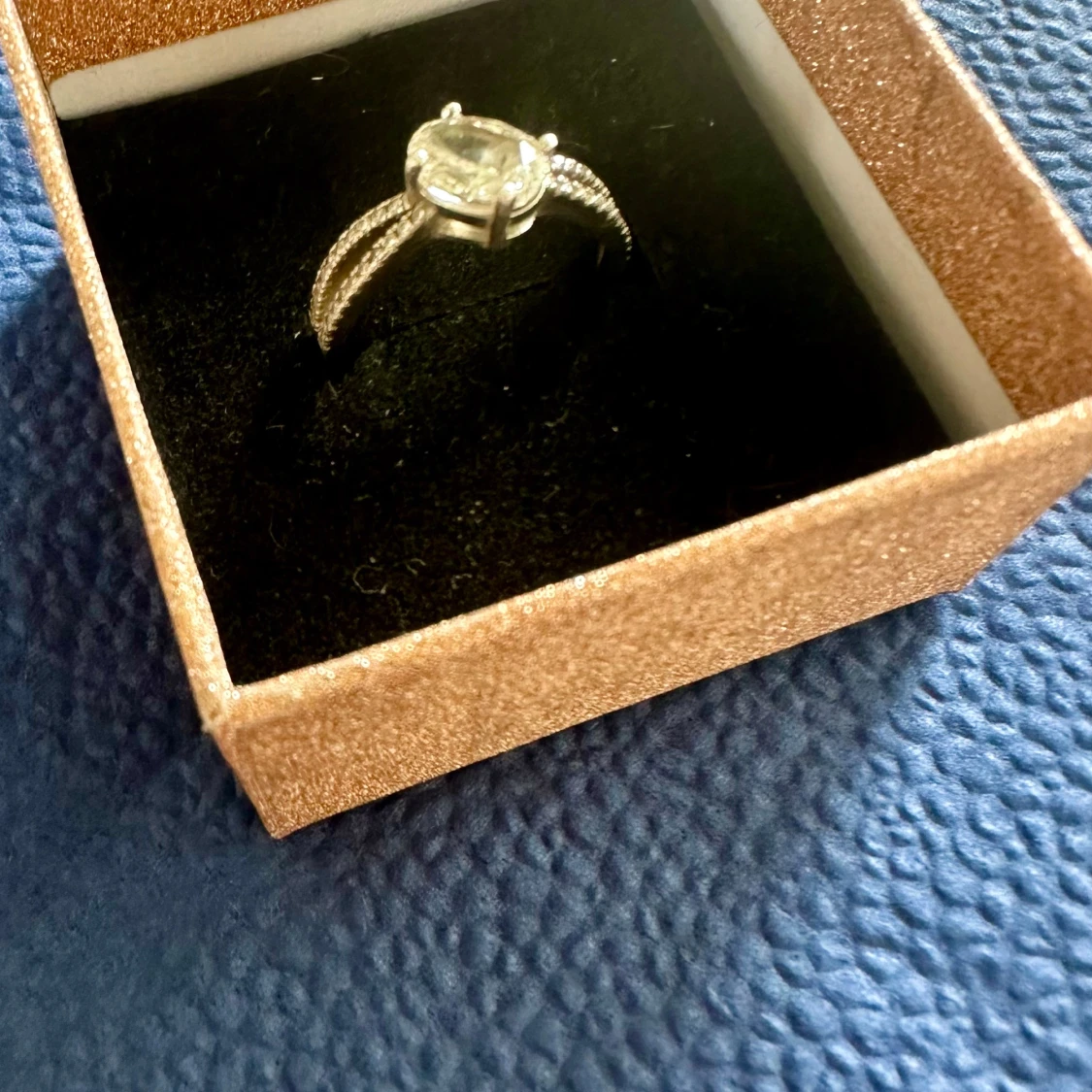 Silverfärgad ring med stor klar sten silver S925