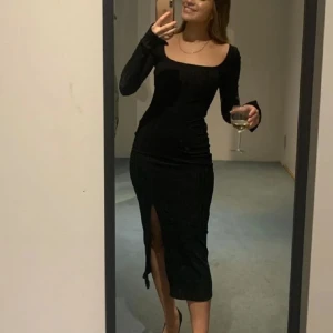 Klänning med slits  - Aldirg använd bara testad 