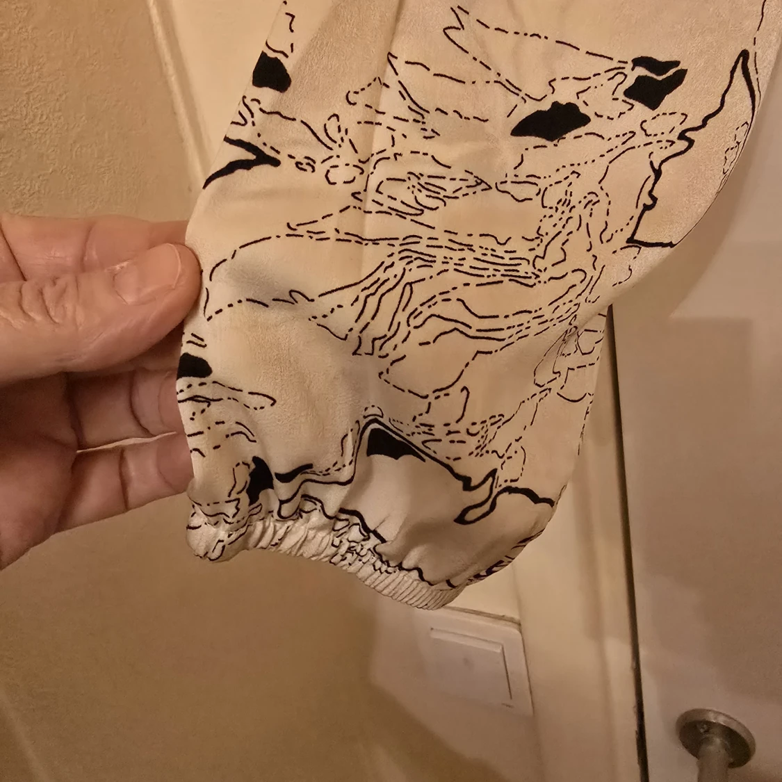 Vit blus med svart blommigt mönster - 2