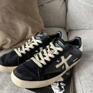 Svarta skor från Premiata - Säljer ett par svarta sneakers från Premiata, de är sparsamt använda och är perfekta till sommaren.