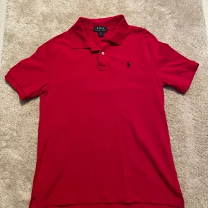 Röd Polo RL Piké  - Säljer en röd polo RL piké som är i otroligt fint skick. 
