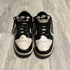 Nike Dunk Low svartvita sneakers - Säljer ett par Nike dunks svart/vita för att de inte kommer till användning längre. Priset går att diskuteras. 