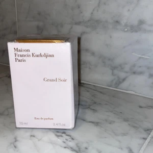 Grand Soir Eau de Parfum från Maison Francis Kurkdjian Paris - Lyxig parfym Grand Soir från Maison Francis Kurkdjian Paris. Förpackningen är elegant i ljusbeige med gulddetaljer och rymmer 70 ml Eau de Parfum. En exklusiv doftupplevelse från ett välkänt parfymhus. Perfekt för vinter.