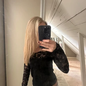 Svart spetsblus! - Skitsnygg spetstopp! 💞👏🏼 #spets #sthlm #valentino