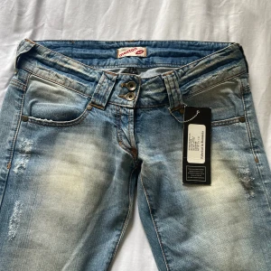 Bootcut jeans - Supersnygga vintage bootcut jeans. Mått: midja: 41 cm Midjehöjd: 16 cm innerbenslängd: 84 cm lår: 25 cm. Skriv om ni har några frågor!🩷