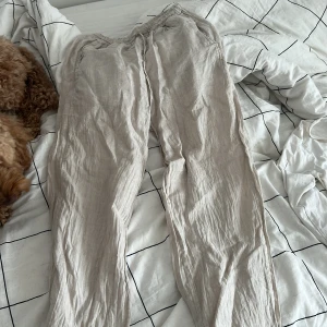 Beige linnebyxor från Chelsea Girls - Säljer ett par ljusbeige linnebyxor från Chelsea Girls med resår i midjan. Byxorna har en avslappnad passform och är perfekta för varmare dagar. Materialet är svalt och luftigt linne, vilket gör dem riktigt sköna att bära ❤️