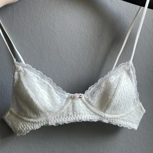 Vit spets BH - Vit spets BH med ros. Endast testad, men lappen är avklippt. Storlek 34!💕
