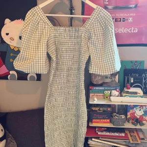 Sommarklänning - Sommarklänning som endast kommit till användning en gång. Helt nytt skick och den är i stretchigt material.