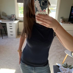 Mörkblå tight t-shirt - Säljer en mörk blå tight t-shirt. Enkel och stilren modell som passar perfekt till jeans eller kjol. 