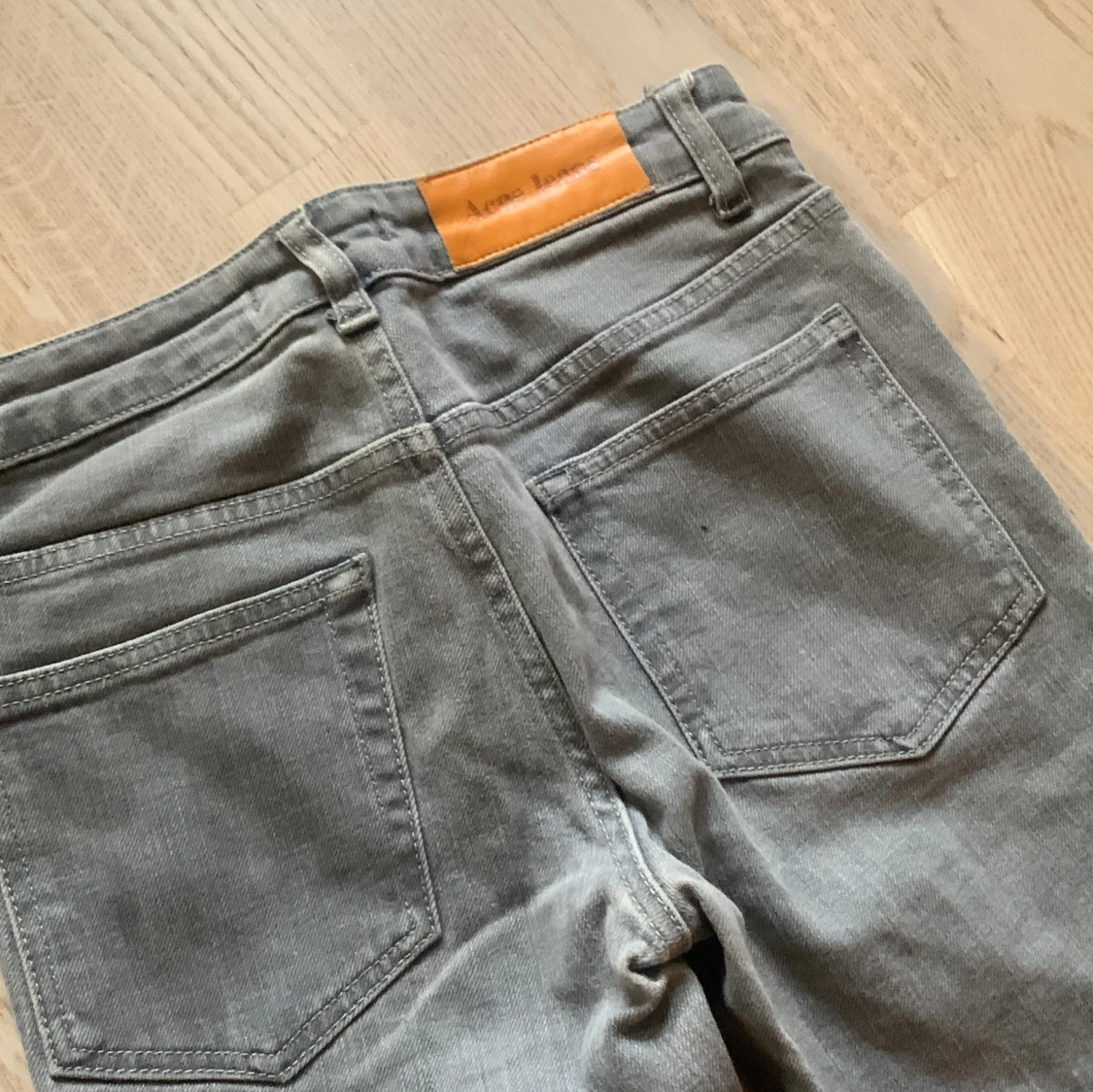 Grå jeansbyxor från Acne Jeans storlek 26 32 - 3