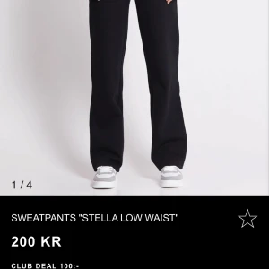 Svarta sweatpants Stella Low Waist - Svarta sweatpants med låg midja och rak passform. Jättesköna och sitter superfint 