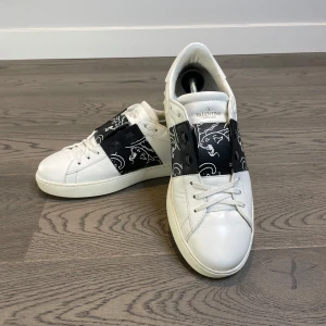 Valentino open - Säljer ett par valentino opens i storleken 42 (passar större) dustbags följer med vid köp. Om du skulle vilja ha några innermått eller har andra funderingar så är det bara och att kontakta👍😊