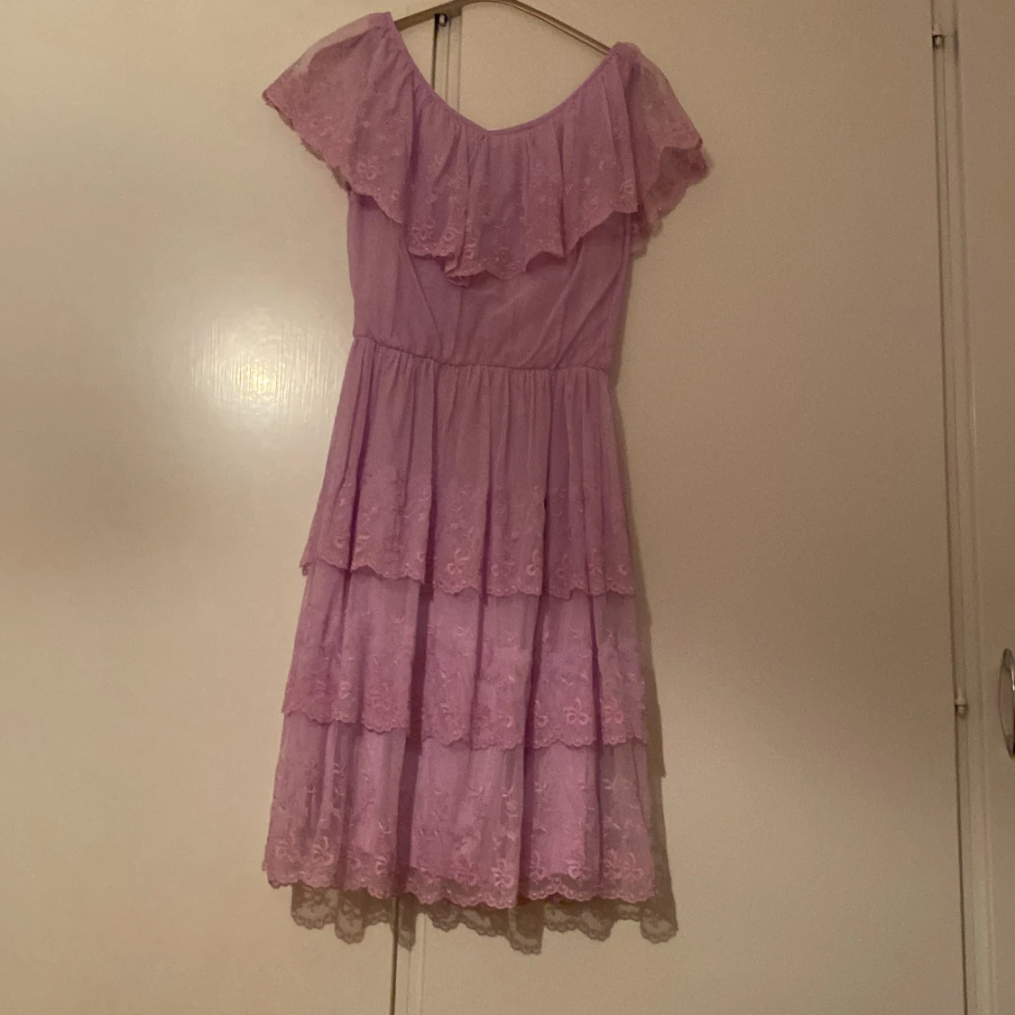 Ljuslila volangklänning med spets