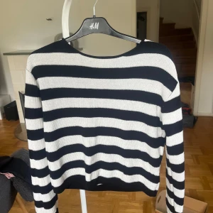 Stickad tröja  - En stickad randig tröja ifrån HM i storlek 158/164💗