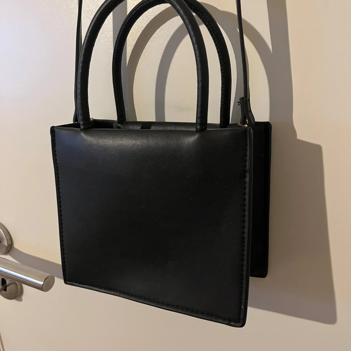 Svart axelväska i minimalistisk design  - 2