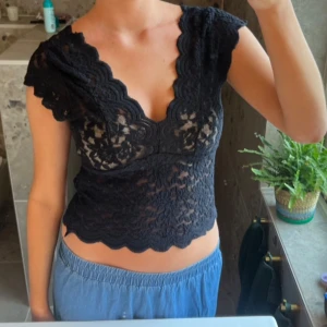 Svart spets topp - Så snygg svart spets topp, går att ha som off shoulder eller vanligt.