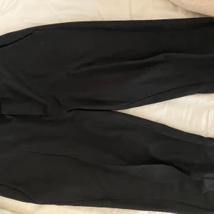 Snygga mjukisbyxor  - Ett par jättefina och sköna mjukisbyxor som passar perfekt om man vill klä upp sig lite extra men ändå ha kvar comforten! De är ganska korta så passar bra för de som inte har jättelånga ben! Skriv för fler frågor 