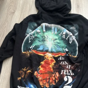 Svart hoodie med tryck från Ant Wan - Säljer en svart hoodie med stort färgglatt tryck på ryggen från Ant Wan. Trycket har motiv från en konsert och text med datum och plats (Stockholm, Tele2 Arena, 2024). Perfekt för dig som gillar unika merch-plagg.