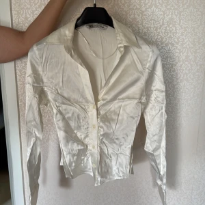 Vit satinblus - Vit satin skjorta från Zara 💕💕