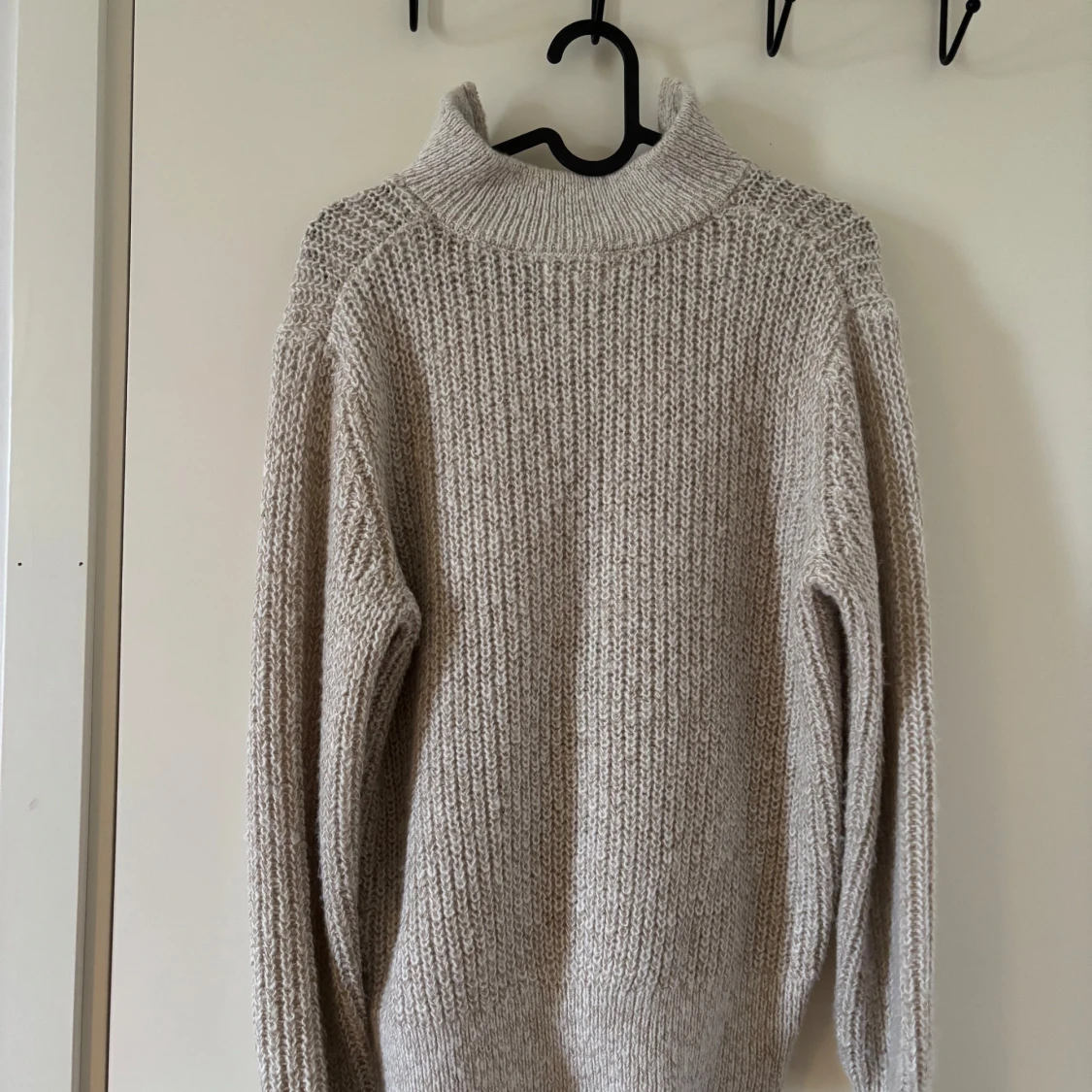 Beige stickad polotröja med dragkedja(ser mörk ut på dem två sista bilderna eftersom att lampan inte funkar, den är inte så mörk) - 2