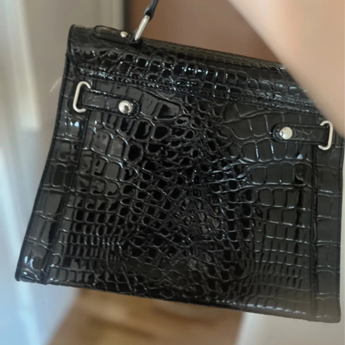 Svart handväska i krokopräglad syntet från Guess - 2
