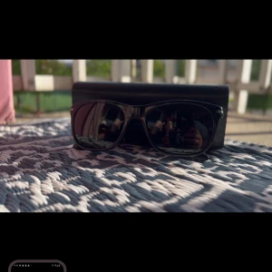 Svarta solglasögon från Persol ny pris 3000-5000kr vill få bort dom  - Snygga svarta solglasögon från Persol med klassisk rektangulär form. Glasögonen har svarta bågar och mörka linser, och levereras med ett svart fodral med Persol-logga. Perfekta för en stilren look. Pris är diskuterbart 