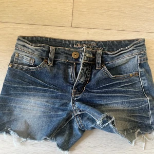 Lågmidjade shorts  - Säljer ett par blå jeansshorts från Lab Industries. Midjemått: 33cm. Längd framme: 22cm. Längd bak: 26cm. Försmå för mig, därav säljer🩷