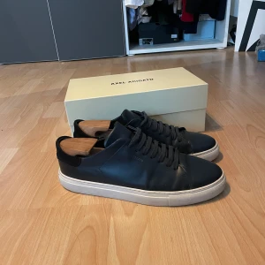 Arigato clean 90 - Blåa Arigato clean 90 i perfekt skick. Använd max 3 ggr. Storlek 46. Skriv om du har funderingar