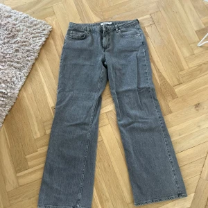 Gråa jeans  från NA-KD - Fina low waist gråa jeans strl 