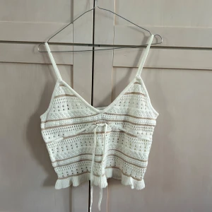 Stickad topp från Asos - Toppen är i normal passform, även om den ser ut att vara croppad. Aldrig använt, tillhör egentligen en liknande kjol men är jättefin till allt💕 med hjälp av bandet i midjan kan man välja hur tajt den ska sitta