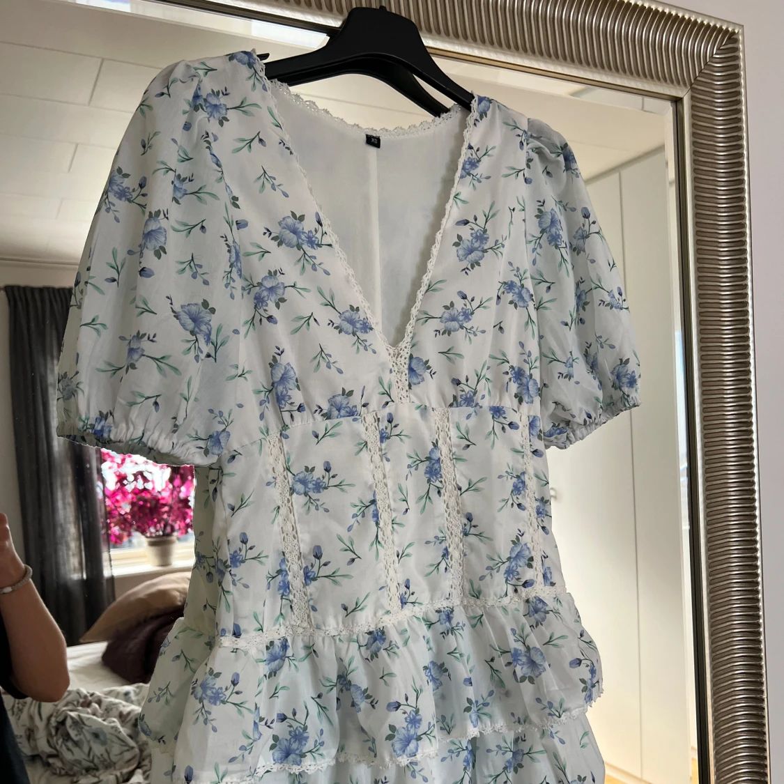 Vit blommig volangklänning - 1