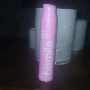Hismile Watermelon Toothpaste - Säljer en rosa tub med Hismile Watermelon Toothpaste. Tuben är smal och hög med pumpfunktion och rymmer 50 ml. Designen är modern och färgglad, perfekt för dig som gillar roliga smaker på tandkräm. Har använt den 2 gng