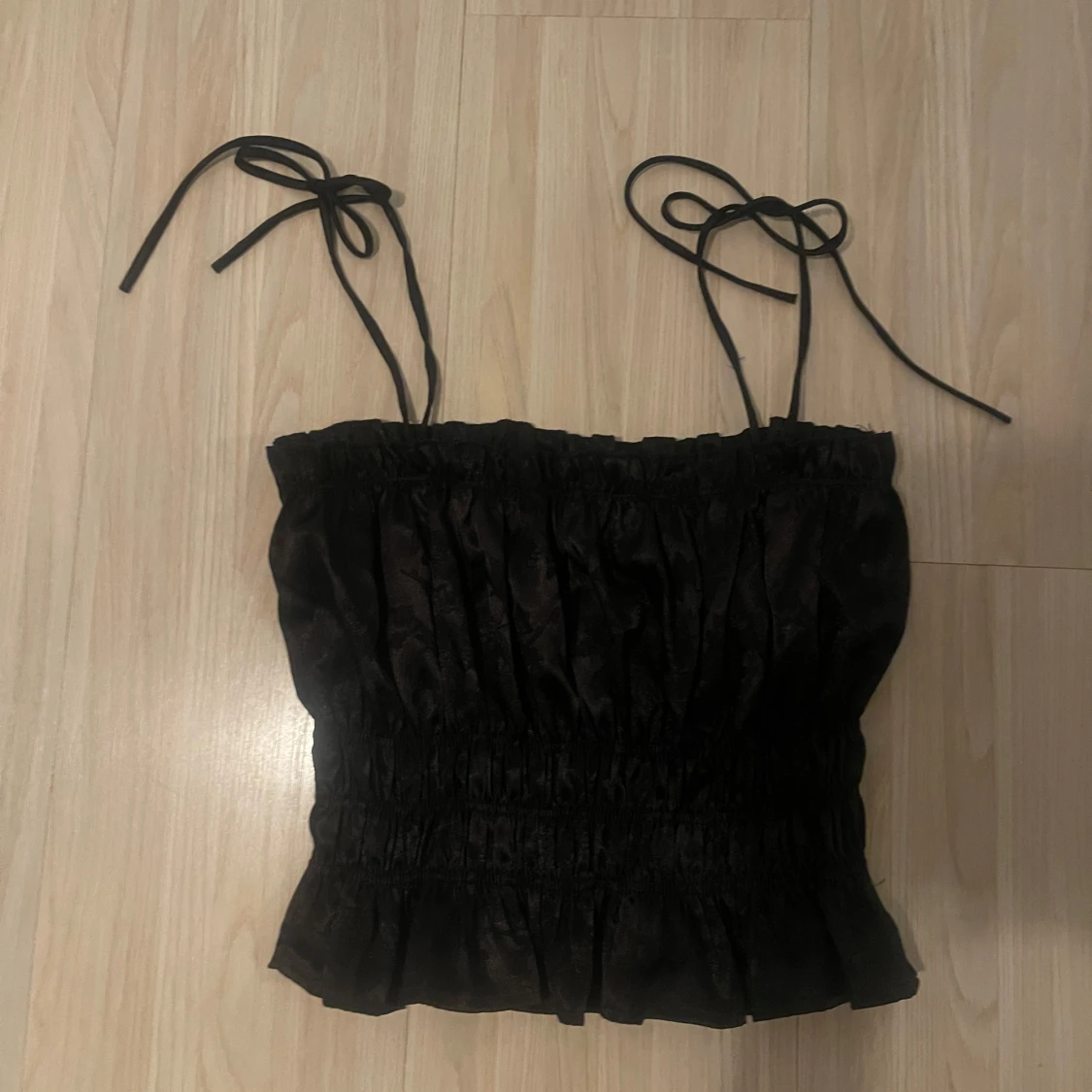 Svart croppad linnetopp med knytband