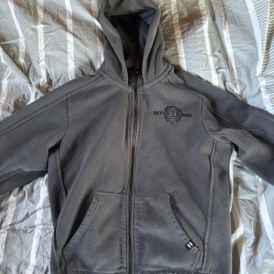 Pro better bodies hoodie - Hoodie av sjukt hög kvalite, inga skavanker på den och den har ett nypris på 1999. Så du har chansen att göra en riktig bra deal här!