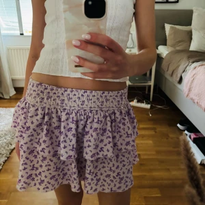 Blommig volang kjol  - Super gullig blommig lilla kjol med volanger, perfekt till sommaren💗från Gina, inga tecken på användning, skriv vid frågor💖