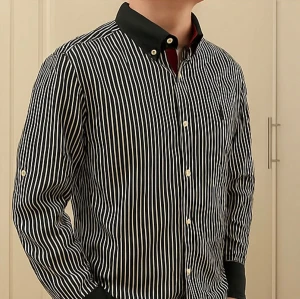 Svartvit randig skjorta från Polo Ralph Lauren - Säljer en klassisk svartvit randig skjorta från Polo Ralph Lauren med svart krage och broderad logga på bröstet. Skjortan har långa ärmar och knäppning framtill. Perfekt för dig som gillar stilrena plagg med snygga detaljer. Obs den första knappen saknas