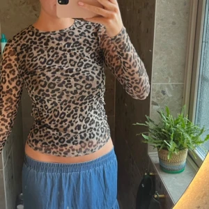 Långärmad tröja med leopardmönstrat  - Så nice långärmad Leo tröja! Väldigt tunt och luftigt tyg. Storlek S/M. Strechtig 