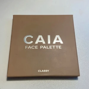 CAIA Face Palette Classy - Säljer en CAIA Face Palette i färgen Classy. Paletten innehåller fyra olika puder: contour, blush, bronzer och highlighter. Kommer i en snygg beige/brun förpackning med spegel i locket. Perfekt för att skapa en fräsch och glowig look.