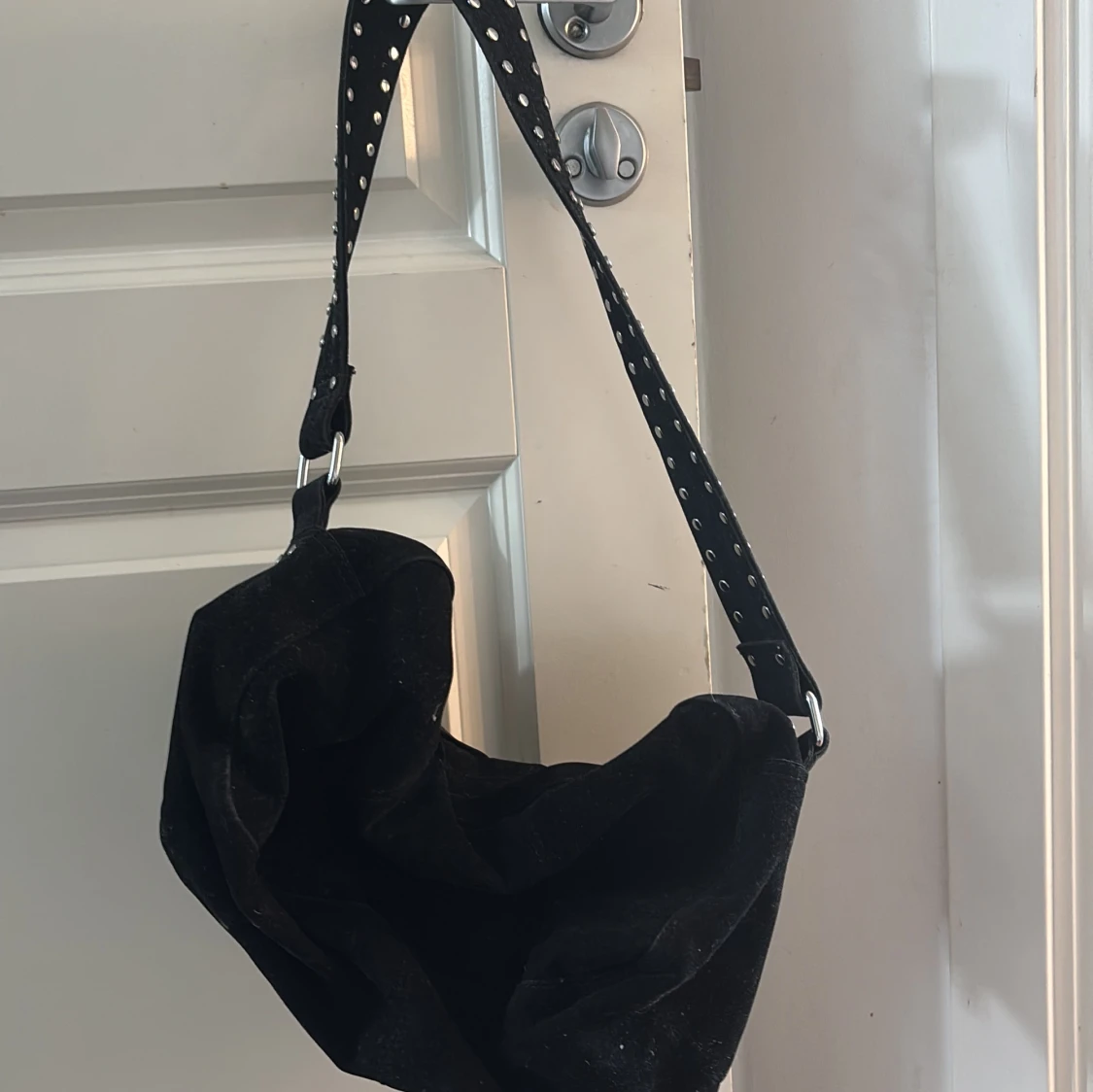 Svart axelväska med nitar och dragkedjor - 1