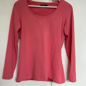 Rosa långärmad topp  - Säljer en rosa långärmad topp med rund halsringning från Lindex 💕toppen är storlek m men passar även s