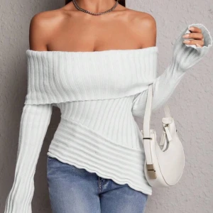 Vit offshoulder ribbad stickad tröja - Säljer en snygg vit stickad tröja med offshoulder-design och ribbad struktur. Jag säljer den då jag inte har någon användning för den💕 helt ny! 
