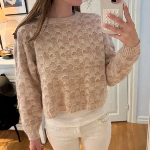 Stickad tröja ZARA - Säljer en söt stickad tröja från ZARA som är något croppad i modellen. Tröjan är i nyskick och är helt ny med prislapp kvar. Köpt för 559kr.
